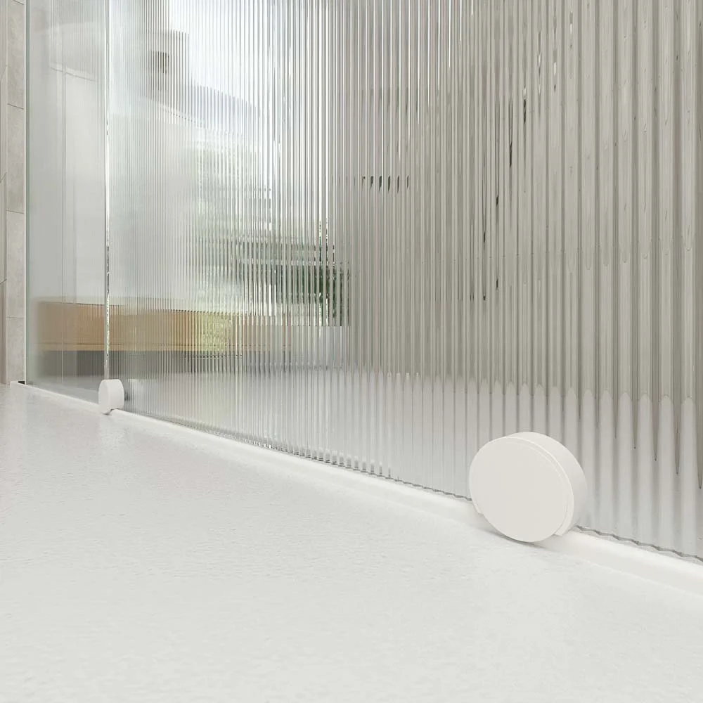Paroi de douche ANDREA façade 1 fixe- 1 porte coulissante VERRE RAINURÉ roue inférieure. Finition BLANC MAT – Image 3