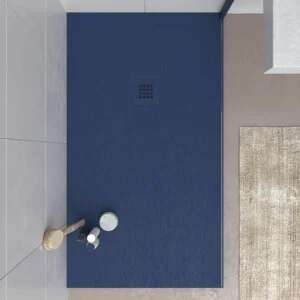 Receveur de douche en résine CLOE Neon Blue et autres couleurs exclusives avec une texture ardoise antibactérienne et antidérapante. Grille thermolaquée